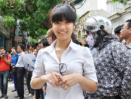 "Hot girl" Chibi Hoàng Yến khoe làm được 8 mặt giấy thi môn Văn - 1 Hot girl Chibi Hoàng Yến khoe làm được 8 mặt giấy thi môn Văn