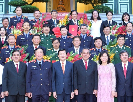 Bổ nhiệm chức danh tư pháp cho 34 thẩm phán - 2 Chủ tịch nước Trương Tấn Sang với các cán bộ mới được bổ nhiệm. Ảnh: Nguyễn Khang/TTXVN