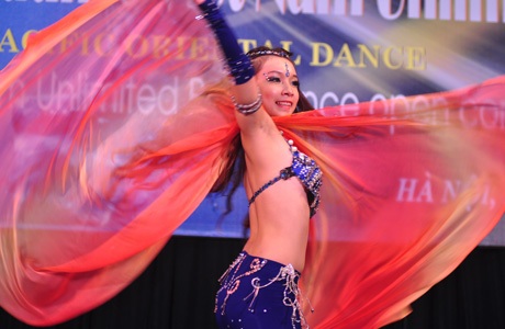 Nữ sinh Marie Curie giành giải Bạc bellydance quốc tế - 7 Chàng trai duy nhất tại giải Đặng Cao Hiếu gây ấn tượng mạnh với thành viên giám khảo quốc tế.