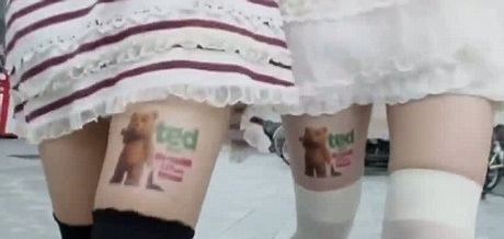 Thiếu nữ Nhật tiếp tục “sốt” với quảng cáo trên…đùi