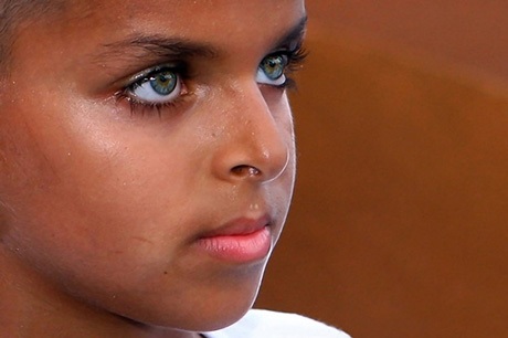 Chiêm ngưỡng 10 đôi mắt hút hồn của bạn trẻ “vô danh” - 1 Cậu bé dễ thương với làn da ngăm ngăm tương phản và làm nổi bật đôi mắt trong veo của mình.