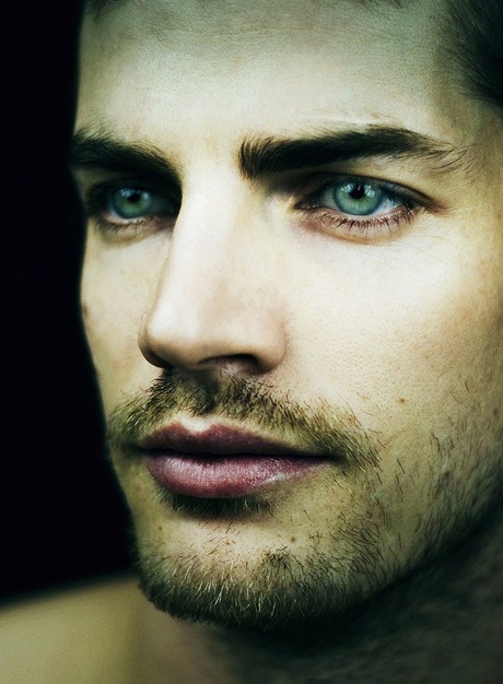 Chiêm ngưỡng 10 đôi mắt hút hồn của bạn trẻ “vô danh” - 7 Không ít người tự hỏi dường như có gì đó không tự nhiên ở đôi mắt xanh, to của cậu bé này.