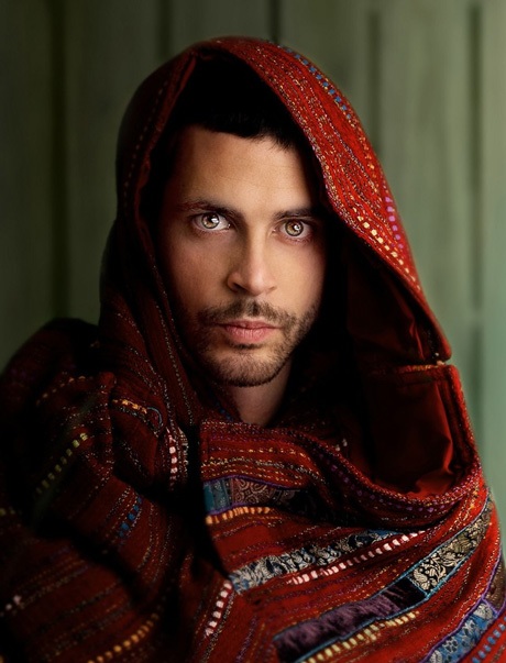 Chiêm ngưỡng 10 đôi mắt hút hồn của bạn trẻ “vô danh” - 3 Đây được coi là “phiên bản nam” của cô gái Afghanistan bên trên. Cặp mắt sáng ngời và rất đặc biệt.