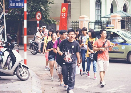 Giới trẻ Hà thành rủ nhau xuống phố chơi đàn, hát ca - 1 Giới trẻ Hà thành rủ nhau xuống phố chơi đàn, hát ca