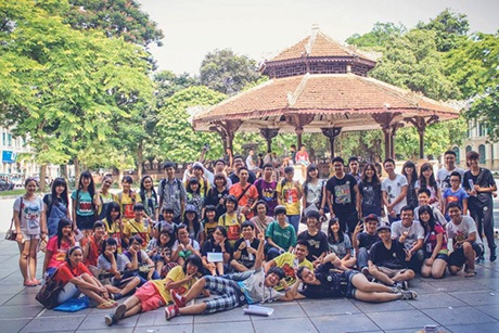 Giới trẻ Hà thành rủ nhau xuống phố chơi đàn, hát ca - 11 Chụp ảnh lưu niệm một buổi ngoại khoá thú vị