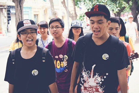 Giới trẻ Hà thành rủ nhau xuống phố chơi đàn, hát ca - 3 Những ca khúc về tuổi trẻ, tình nguyện và tình yêu kết nối các bạn trẻ