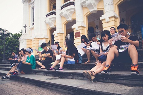 Giới trẻ Hà thành rủ nhau xuống phố chơi đàn, hát ca - 4 Ngồi đàn hát trước Nhà hát Lớn Hà Nội