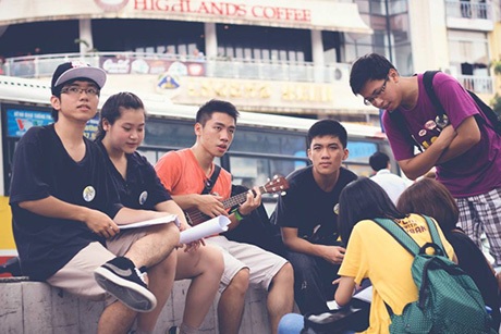 Giới trẻ Hà thành rủ nhau xuống phố chơi đàn, hát ca - 5 Không ngại ngồi bệt lề đường