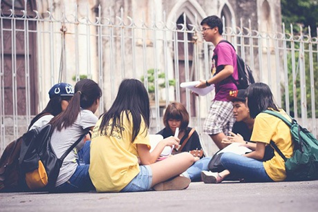 Giới trẻ Hà thành rủ nhau xuống phố chơi đàn, hát ca - 6 Không ngại ngồi bệt lề đường