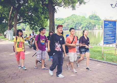 Giới trẻ Hà thành rủ nhau xuống phố chơi đàn, hát ca - 2 Các bạn trẻ đi khắp các con phố khu vực trung tâm Hà Nội, thoả sức hát ca
