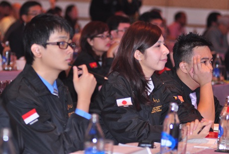 Sinh viên Việt "chất vấn nóng" lãnh đạo khu vực về sức mạnh TQ - 2 HYLI 2013 bao gồm các SV xuất sắc tới từ 6 quốc gia ASEAN và Nhật Bản.