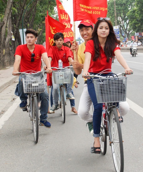 Nam thanh nữ tú đạp xe kêu gọi hiến máu cứu người - 5 Tùng Tống và Mai Sương là hai gương mặt khá nổi bật trong giới trẻ Hà thành