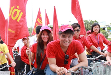 Nam thanh nữ tú đạp xe kêu gọi hiến máu cứu người - 1 Nam thanh nữ tú đạp xe kêu gọi hiến máu cứu người