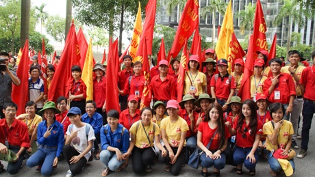 Nam thanh nữ tú đạp xe kêu gọi hiến máu cứu người - 3 Cả đoàn rất hào hứng bắt đầu hành trình