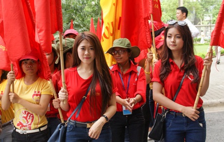 Nam thanh nữ tú đạp xe kêu gọi hiến máu cứu người - 2 Các cô gái xinh đẹp dẫn đầu đoàn tình nguyện đạp xe vòng quanh Hà Nội