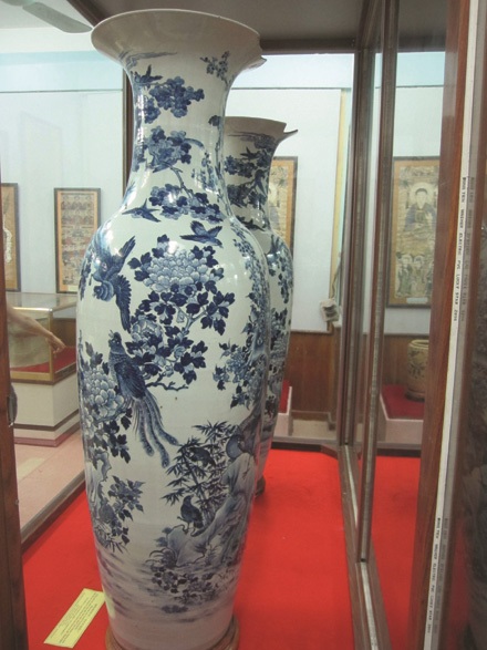 Ly kỳ chuyện truy tìm đôi bình “Bách điểu” đời Thanh - 2 Đôi bình sứ cổ được tìm thấy trong kho đồ đồng nát.