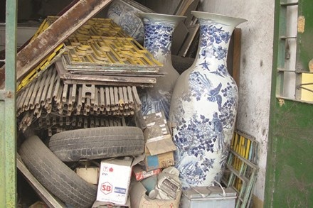 Ly kỳ chuyện truy tìm đôi bình “Bách điểu” đời Thanh - 1 Đôi bình sứ cổ được tìm thấy trong kho đồ đồng nát.