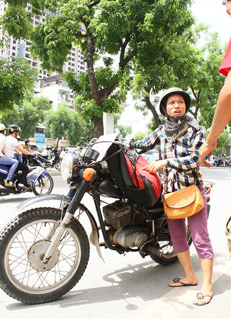 Nữ tài xế trở nên nhỏ bé bên chiếc xe to lớn