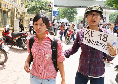 Những thí sinh đầu tiên bước ra khỏi phòng thi được đội xe tình nguyện giúp đỡ