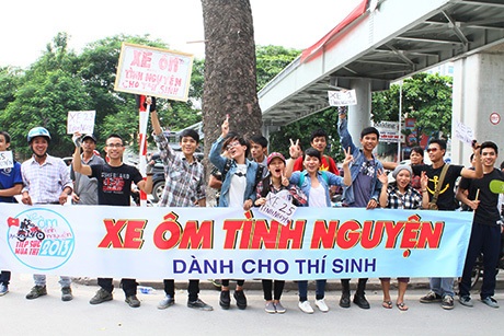 Những bạn trẻ năng động mời đón thí sinh