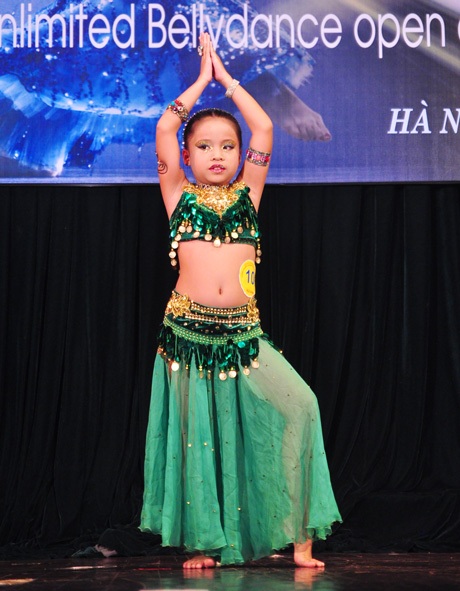 Ngắm thiên thần nhí say sưa trong vũ điệu bellydance - 3 Vũ Phong