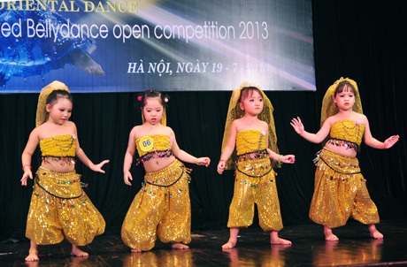 Ngắm thiên thần nhí say sưa trong vũ điệu bellydance - 2 Vũ Phong