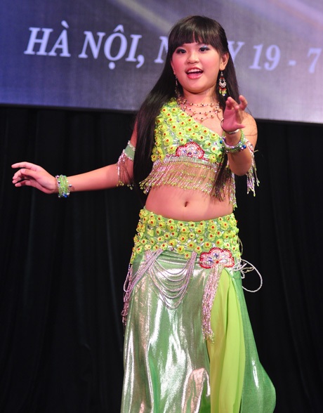Ngắm thiên thần nhí say sưa trong vũ điệu bellydance - 13 Vũ Phong
