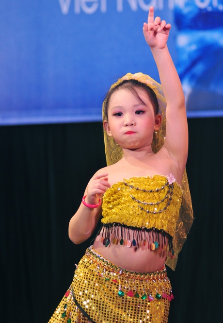 Ngắm thiên thần nhí say sưa trong vũ điệu bellydance - 4 Vũ Phong