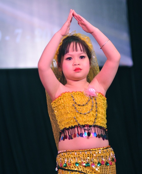 Ngắm thiên thần nhí say sưa trong vũ điệu bellydance - 1 Ngắm thiên thần nhí say sưa trong vũ điệu bellydance