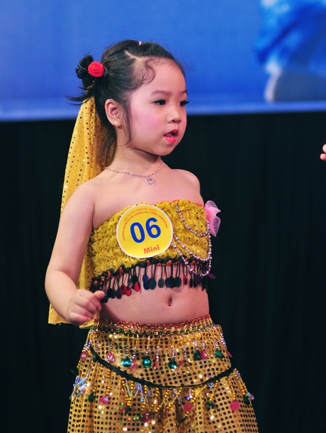 Ngắm thiên thần nhí say sưa trong vũ điệu bellydance - 12 Vũ Phong