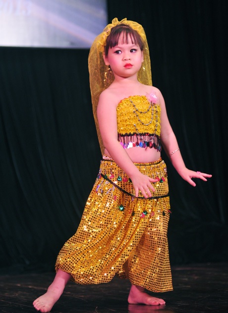 Ngắm thiên thần nhí say sưa trong vũ điệu bellydance - 9 Vũ Phong