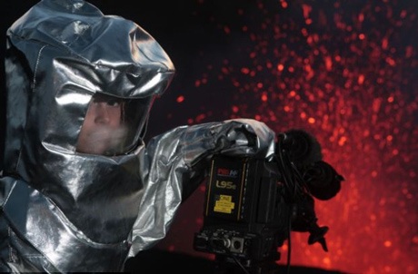 Molly Ambrose giúp cha quay lại cảnh núi lửa đang hoạt động.