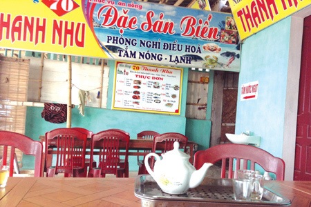 “Hoạt động bí mật” ở Quất Lâm - 2 Bên trong một kios tại bãi biển Quất Lâm.