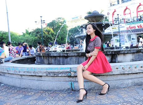 Tam Triều Dâng khoe vẻ đẹp trăng rằm tại Thủ đô - 4 Thiếu nữ lãng mạn bên đài phun nước Bờ Hồ