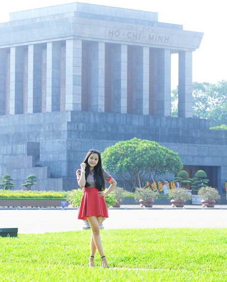 Tam Triều Dâng khoe vẻ đẹp trăng rằm tại Thủ đô - 3 Đến Hà Nội, địa điểm đầu tiên Tam Triều Dâng ghé thăm là Lăng Hồ Chủ tịch