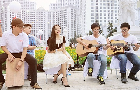 Tam Triều Dâng khoe vẻ đẹp trăng rằm tại Thủ đô - 11 Không ngại ngần cùng các bạn trẻ ca hát nơi đông người qua lại