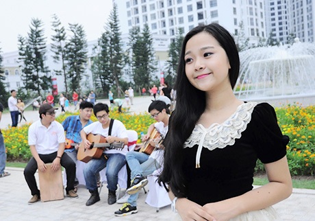 Tam Triều Dâng khoe vẻ đẹp trăng rằm tại Thủ đô - 10 Cô bạn gặp một nhóm nghệ sĩ đường phố