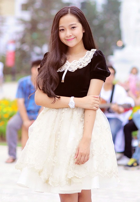 Tam Triều Dâng khoe vẻ đẹp trăng rằm tại Thủ đô - 9 Tam Triều Dâng diện chiếc váy xinh tươi như công chúa