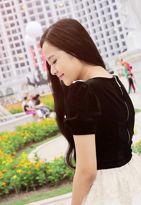 Tam Triều Dâng khoe vẻ đẹp trăng rằm tại Thủ đô - 7 Vừa đi khám phá mảnh đất Hà thành, cô bạn vừa tạo dáng chụp ảnh