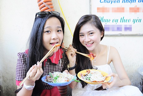 Tam Triều Dâng khoe vẻ đẹp trăng rằm tại Thủ đô - 6 Hai chị em Dâng thưởng thức món ăn phố cổ