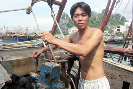 Thăm tàu đánh cá lớn nhất miền Bắc ở Vân Đồn - 3 Thủy thủ giàu kinh nghiệm Nguyễn Văn Trường trên tàu cá của ông Khắc