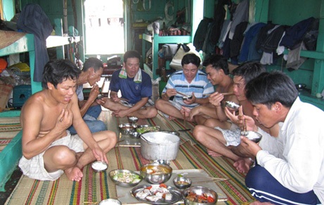 Thăm tàu đánh cá lớn nhất miền Bắc ở Vân Đồn - 2 Bữa trưa đầm ấm của các thủy thủ trên tàu