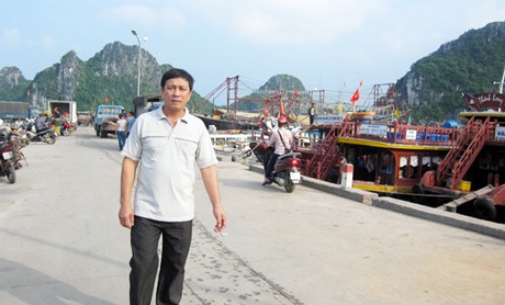 Thăm tàu đánh cá lớn nhất miền Bắc ở Vân Đồn - 1 Ông Nguyễn Văn Khắc ra thăm tàu tại cảng