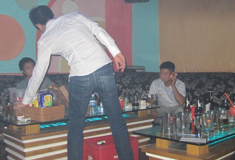 Sinh viên làm thêm và mặt trái khó lường - 1 Không ít bạn trẻ như Văn gắng sức mình làm thêm để trang trải sinh hoạt, học tập.