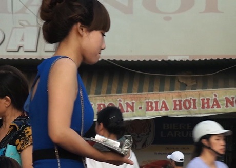 Sinh viên làm thêm và mặt trái khó lường - 2 Nữ sinh làm PG gặp không ít những tình huống quấy rối giữa ban ngày.