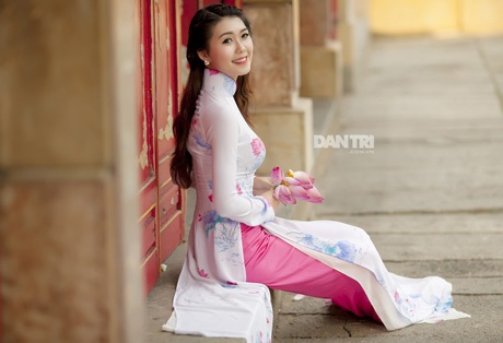 Ngắm nữ sinh Hàng không đáng yêu trong tà áo dài thướt tha - 2 Hoàng Dung