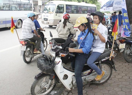 Những nữ sinh này thường xuyên phải đối mặt với những khó khăn, vất vả trên đường đi