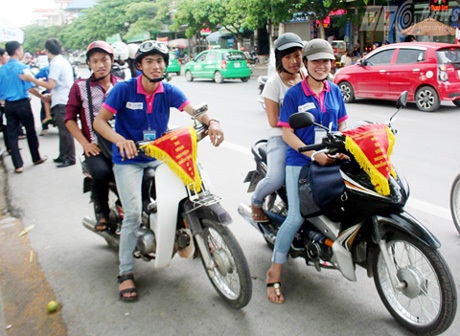 Những “bóng hồng” trong đội xe ôm miễn phí luôn nở nụ cười thân thiện