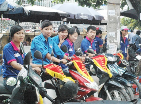 Đội xe ôm miễn phí có tới 10 nữ sinh