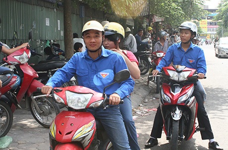 Đội TNV trường ĐH KHXH&NV hỗ trợ nhiệt tình để gia đình em Ngân có thể yên tâm chuẩn bị thi.